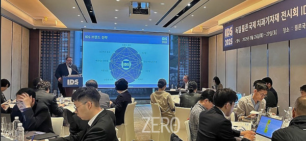 사진 좌부터 Dr. Markus Heibach(독일 치과기자재산업협회(VDDI) 대표이사), Mr. Markus Oster(쾰른메쎄 부사장).