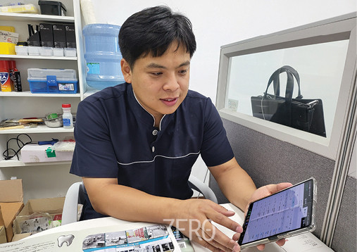 박태성 소장이 스마트폰으로 클레버랩을 실행하고 있다.